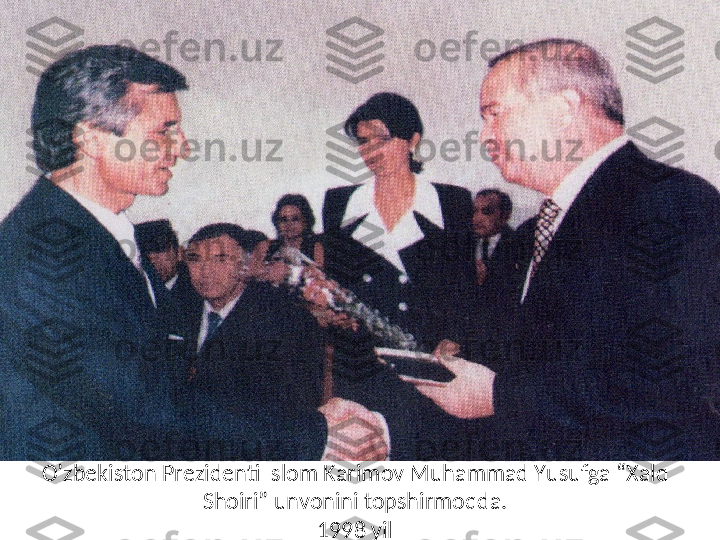 O’zbekiston Prezidenti Islom Karimov Muhammad Yusufga “Xalq 
Shoiri” unvonini topshirmoqda.
1998 yil 